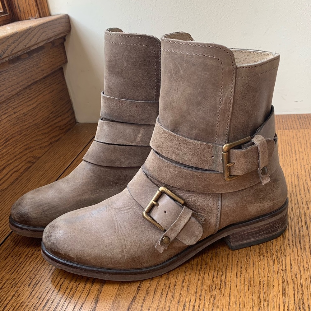 Light brown/tan leather Booties size 8 woman’s